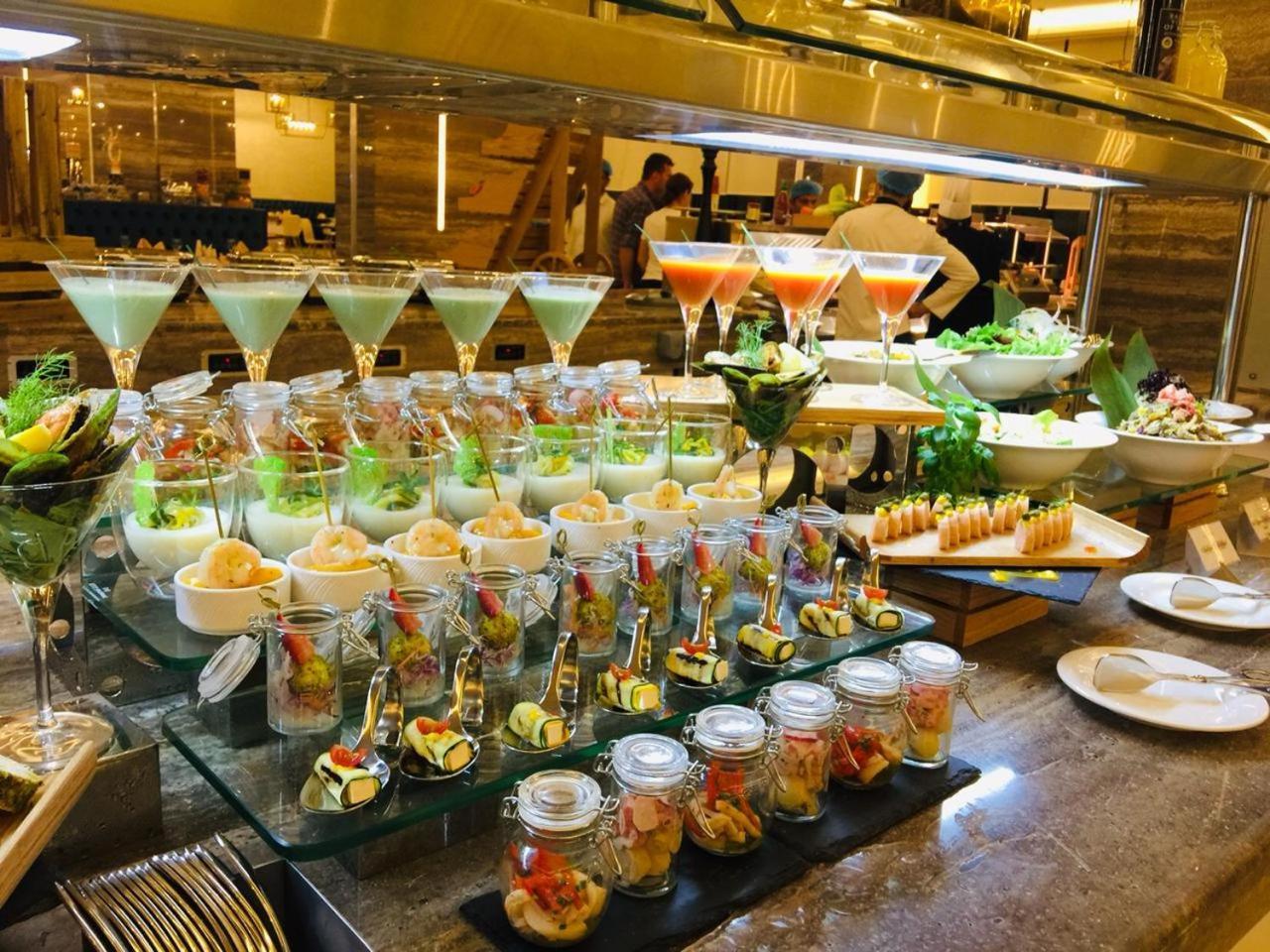 Al Bahar Hotel & Resort Füceyre Dış mekan fotoğraf A salad bar at a buffet